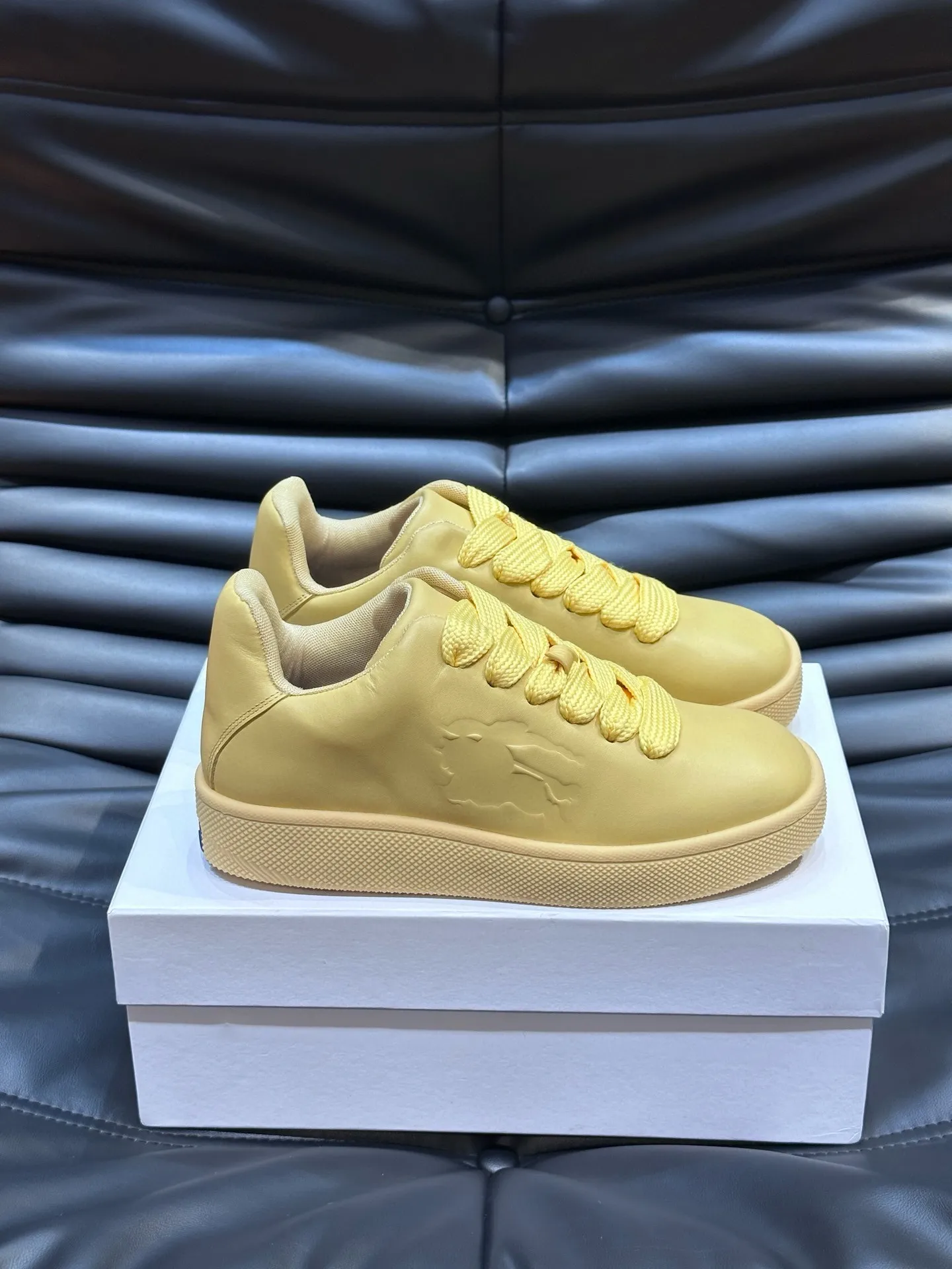 Factory price: 500💰Burberry Box series👫Thick-soled casual sports shoes for couples, cool sneakers and bread shoes, purchased and developed from the original version, the top version of the Box series sports shoes, made of original plaid/knitted fabric, embellished with embossed Equestrian Knight logo (EKD). Made of mesh lining, the laces are decorated with metal coils, the rubber sole is decorated with the Burberry letter logo, and the original molded 3.5CM two-color T men's shoe 💰U outsole! Code number: 35-45 (35-45 customized)